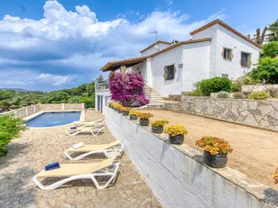 Piscina en o cerca de Holiday Home Villa Lumière by Interhome