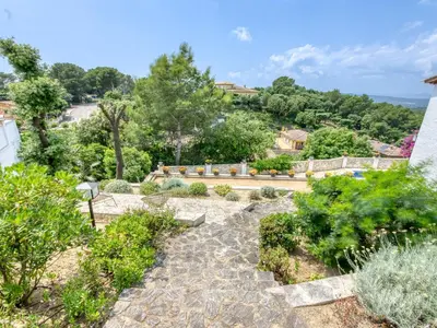 Jardín al aire libre en Holiday Home Villa Lumière by Interhome
