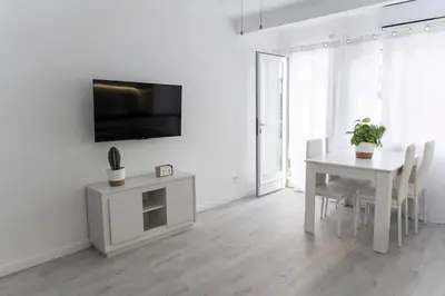 Una televisión o centro de entretenimiento en Seahomes Vacations - Center Apt Tossa de Mar