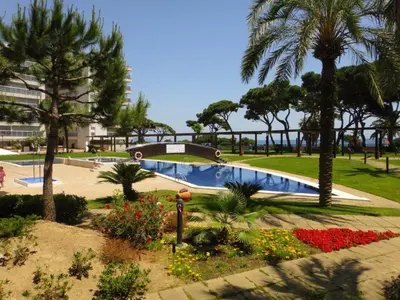 Piscina en o cerca de Beachfront Apartment with Pool and Garden S Abanell Blanes