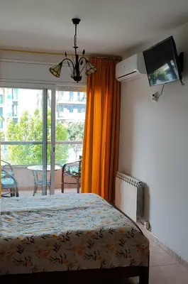 Una televisión o centro de entretenimiento en Duplex 2-bedroom family apartment F&F