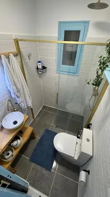 Un baño de Casa con vistas al mar y jardín