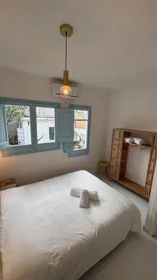 Cama o camas de una habitación en Casa con vistas al mar y jardín