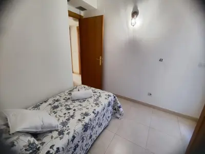 Cama o camas de una habitación en Apartamento con vistas al mar y parking