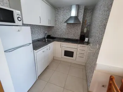 Una cocina o zona de cocina en Apartamento con vistas al mar y parking