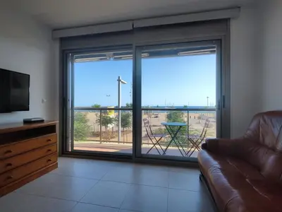 Una televisión o centro de entretenimiento en Apartamento con vistas al mar y parking