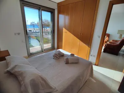 Cama o camas de una habitación en Apartamento con vistas al mar y parking