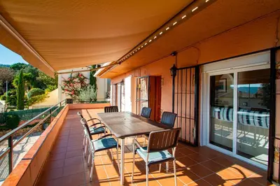 Un balcón o terraza de Beautiful villa with a pool