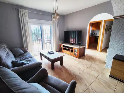 Una televisión o centro de entretenimiento en Beautiful villa with a pool