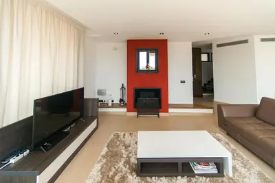 Una televisión o centro de entretenimiento en WELCS VILLA 239 PDA con piscina y vista