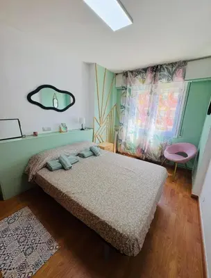 Cama o camas de una habitación en Piso Shic de playa Fenals con terraza y piscina