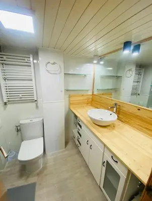 Un baño de Piso Shic de playa Fenals con terraza y piscina