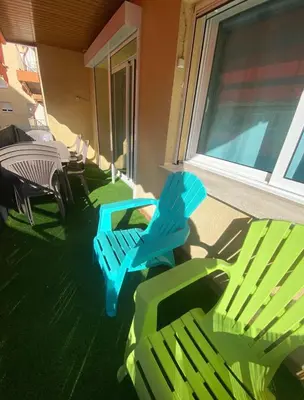 Un balcón o terraza de Piso Shic de playa Fenals con terraza y piscina