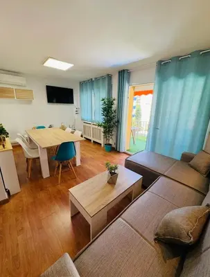 Zona de estar de Piso Shic de playa Fenals con terraza y piscina
