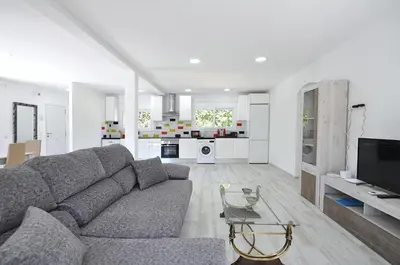 Una televisión o centro de entretenimiento en Villa Bloom