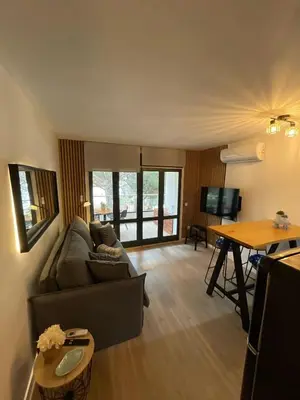 Una televisión o centro de entretenimiento en Hauzify I Apartament Mar d'Aro