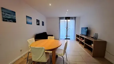 Una televisión o centro de entretenimiento en 2-bedroom Apartment in Lloret de Mar City Center