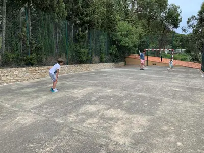 Instalaciones para jugar a tenis o squash en Cosy flat with terrace, swimming pool and parking in Begur o alrededores