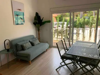 Un balcón o terraza de Cosy flat with terrace, swimming pool and parking in Begur