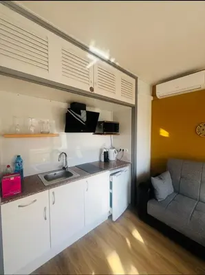 Una cocina o zona de cocina en Elegante piso de sueños con piscina