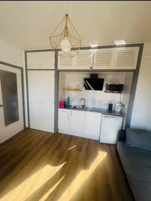Una cocina o zona de cocina en Elegante piso de sueños con piscina