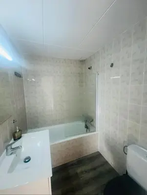 Un baño de Elegante piso de sueños con piscina