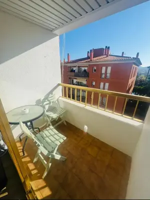 Un balcón o terraza de Elegante piso de sueños con piscina