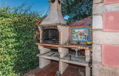 Un balcón o terraza de Stunning Home In Riudellots