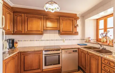 Una cocina o zona de cocina en Stunning Home In Riudellots