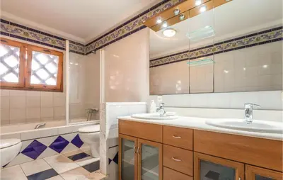 Un baño de Stunning Home In Riudellots