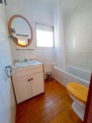 Un baño de Villa Blanca Lloret de Mar, Barbacoa, vistas al mar
