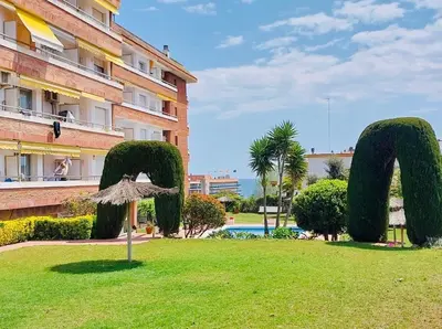 Jardín al aire libre en Simpático piso con 2 piscinas y vistas al mar