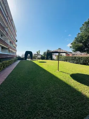 Jardín al aire libre en Simpático piso con 2 piscinas y vistas al mar