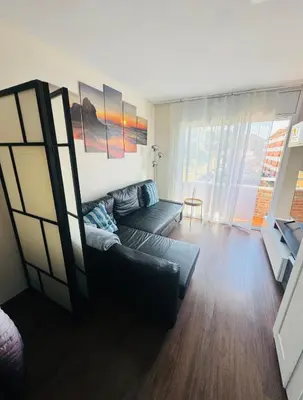 Zona de estar de Simpático piso con 2 piscinas y vistas al mar
