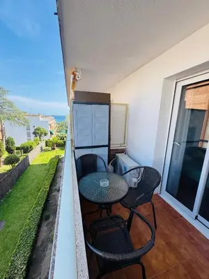 Un balcón o terraza de Simpático piso con 2 piscinas y vistas al mar