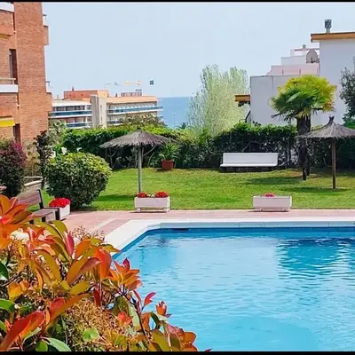 Simpático piso con 2 piscinas y vistas al mar