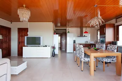 Una televisión o centro de entretenimiento en Lets Holidays APARTMENT SEA VIEWS COSTA BRAVA