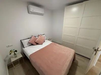 Cama o camas de una habitación en La Sardineta, es un apartamento en la Costa Brava, Palamós 1 minuto de la playa Alquiler temporal mínimo 32 noches