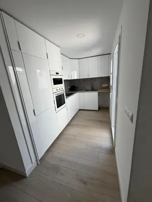 Una cocina o zona de cocina en La Sardineta, es un apartamento en la Costa Brava, Palamós 1 minuto de la playa Alquiler temporal mínimo 32 noches