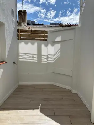 Un balcón o terraza de La Sardineta, es un apartamento en la Costa Brava, Palamós 1 minuto de la playa Alquiler temporal mínimo 32 noches