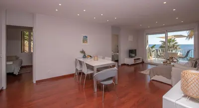 Una televisión o centro de entretenimiento en BEACH APARTMENT San Jorge