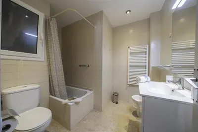 Un baño de HomeHolidaysRentals Olai - Costa Barcelona