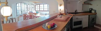 Una cocina o zona de cocina en cave house with sea views