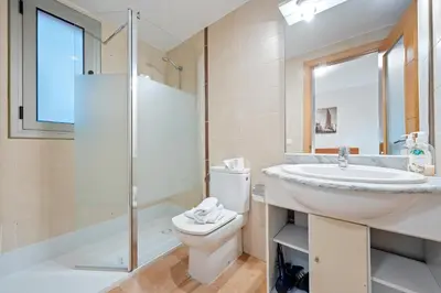 Un baño de Hauzify I Apartaments Bellaire