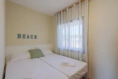 Cama o camas de una habitación en Seafront Views Apartment in Torre Valentina