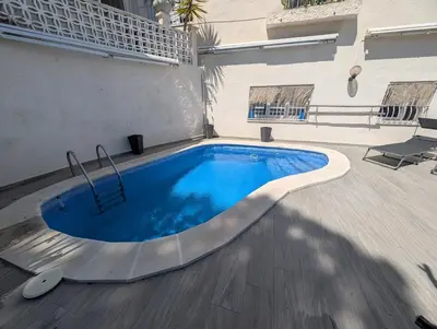 Piscina en o cerca de la bella vida