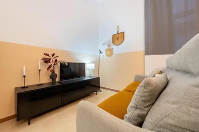 Una televisión o centro de entretenimiento en Hauzify I Loft Tura