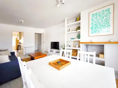 Una televisión o centro de entretenimiento en Refugio Costero en S'Agaró cerca de Playas Top