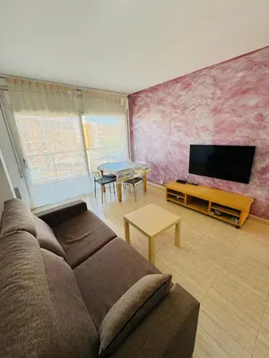 Una televisión o centro de entretenimiento en Magnífico piso con piscina y terraza grande cerca de la playa