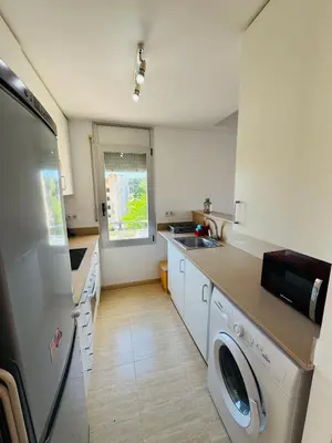 Una cocina o zona de cocina en Magnífico piso con piscina y terraza grande cerca de la playa